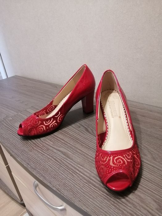 Продам женские туфли