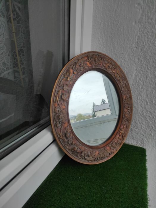 Oglindă rotundă de perete în stil clasic, baroc, cu un cadru decorativ în relief