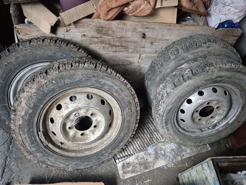 Комплект резины с  дисками р16 на ниву