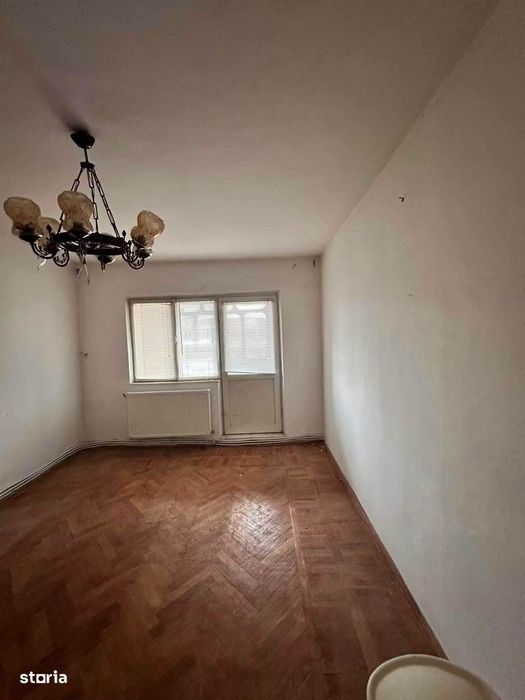 De vanzare apartament cu 3 camere si balcon, 2 bai, 70mp, 52000euro