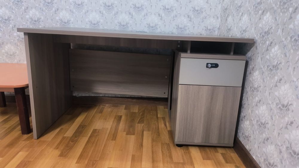 Продаю комнатный стол