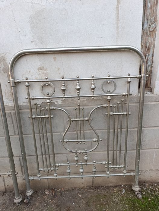 Кровать латунная