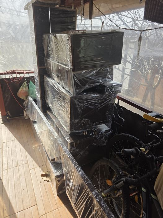 Vând mobilă living modernă și solidă. Necesită ușoare reparații de căn