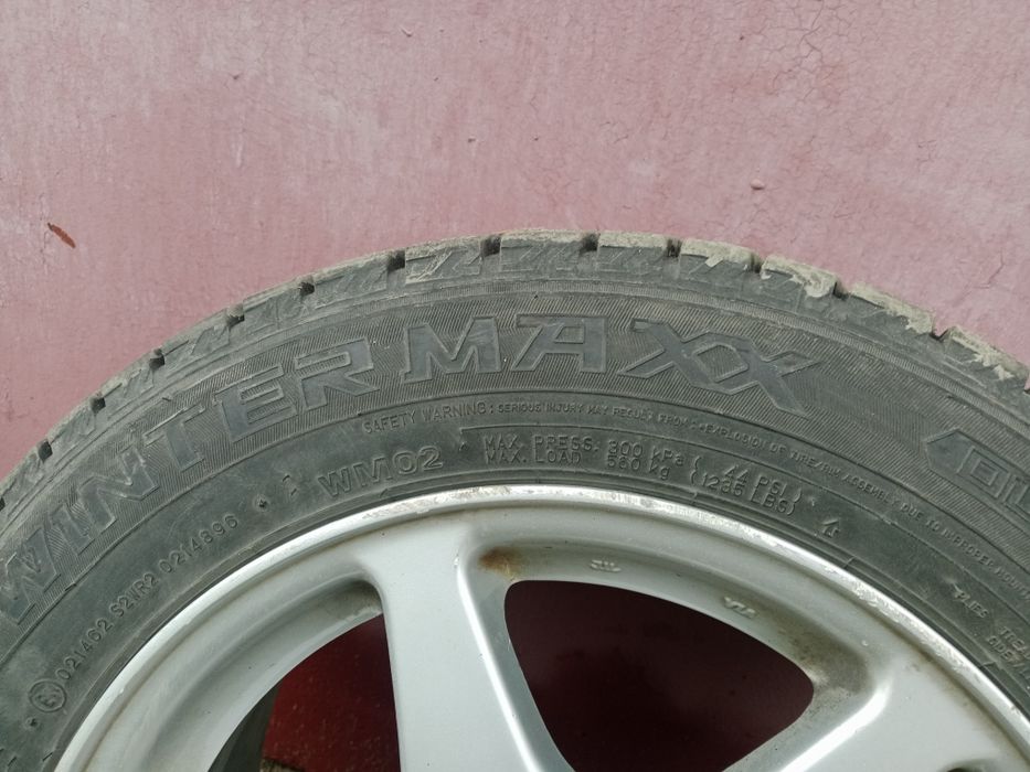 Продам зимние шины без шипов Данлоп