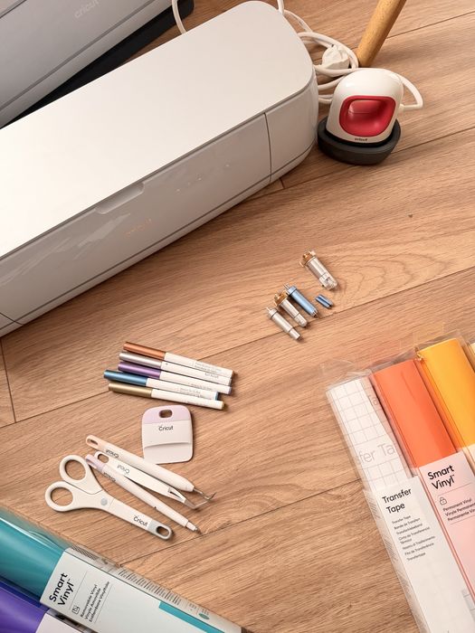 Cricut make 3 + cricut easypress mini + accesorii cadou