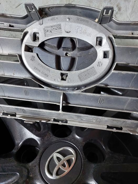 Решетка от тойота авенсис