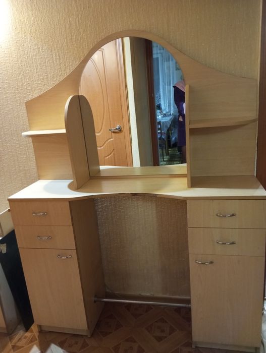 Трюмо с зеркалом