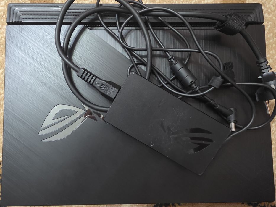 Laptop Asus ROG Strix G512LI stricat. DOAR DIN MIOVENI