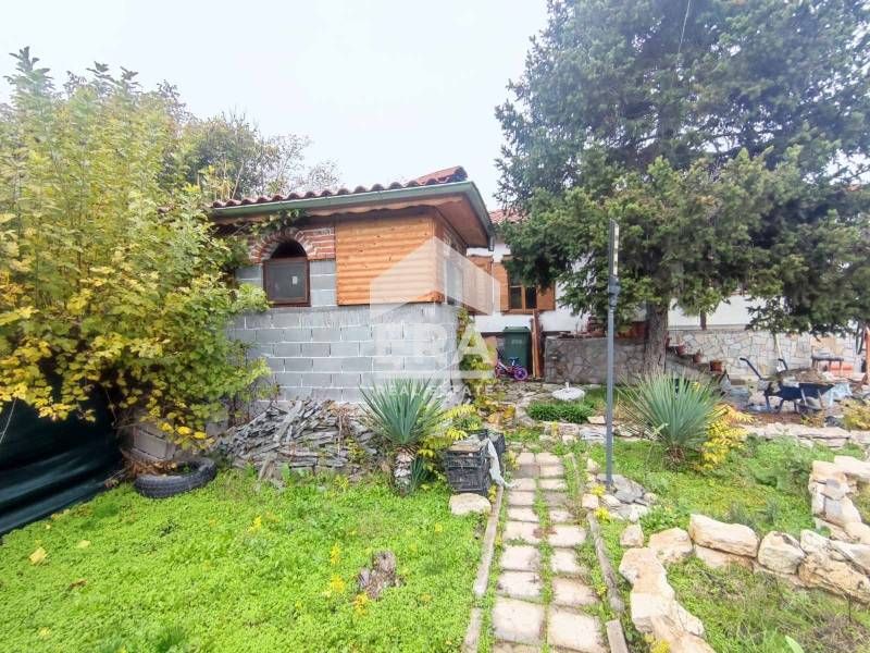 Къща в Златна Ливада