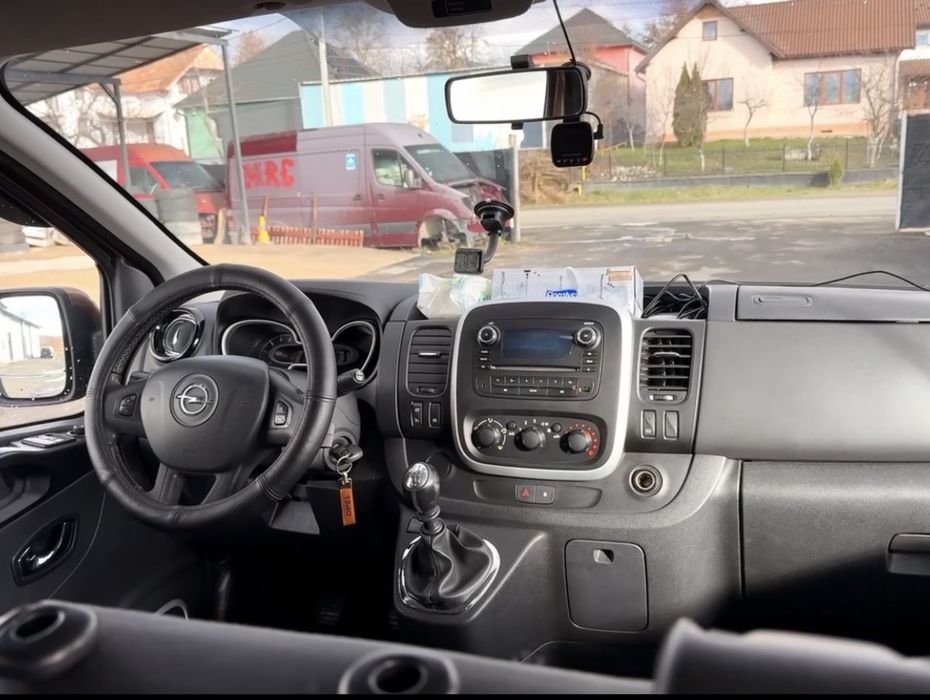 Opel Vivaro 8+1 modelul lung