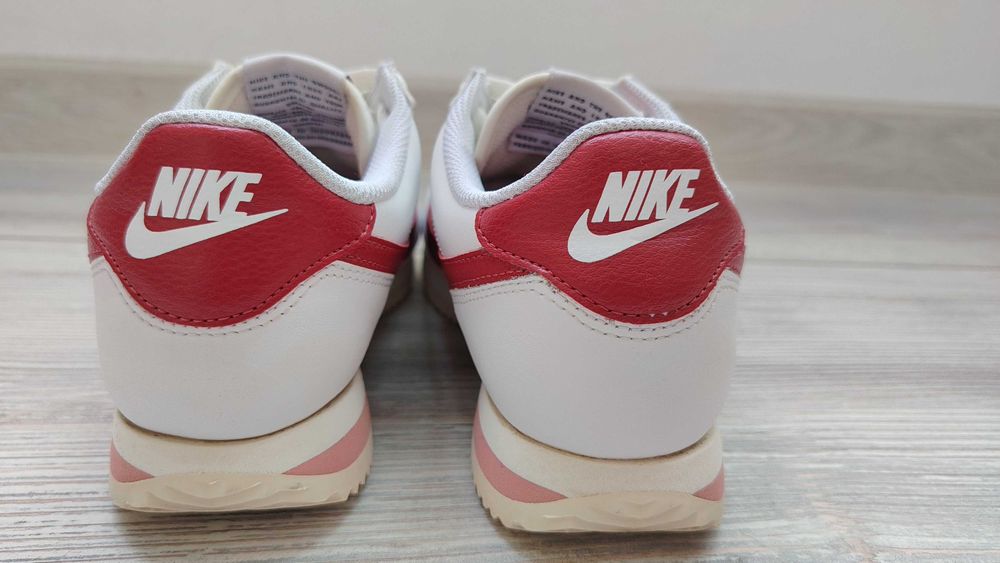 Бели кожени дамски маратонки NIKE CORTEZ размер EUR38