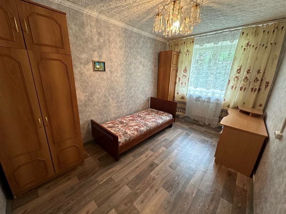 В городе Омске, в центре. Продам три комнаты.