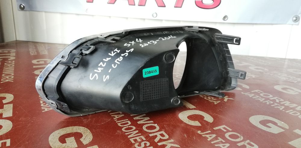 Дясна маска за халоген Suzuki SX4 S-cross 2013-2016