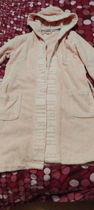 Halat roz de baie cu maneca lunga si gluga de la: Tommy Hilfiger! Nou!