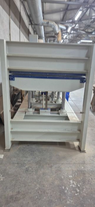 Топла преса ,, ORMA" за фурнир и врати