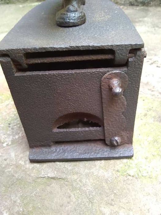 Стара ютия на въглища