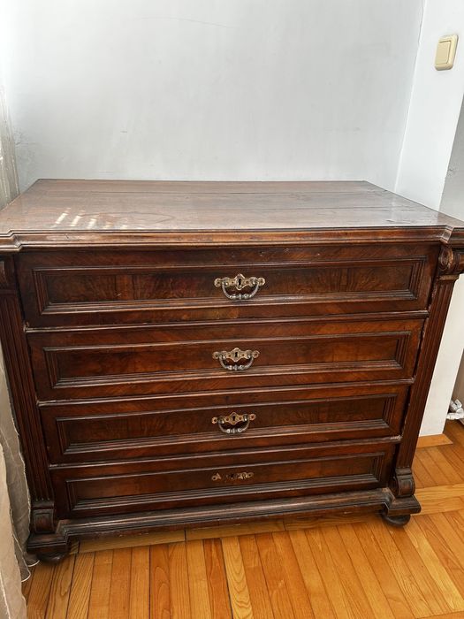 Старинен дървен скрин