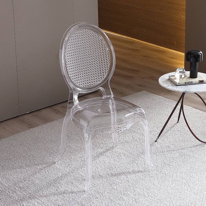 Прозрачный и элегантный стул.