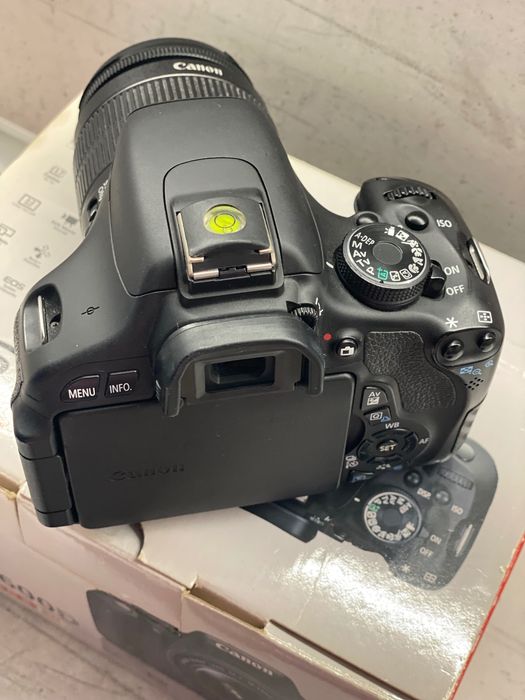 Canon EOS 600D + 18-55mm + 2 батерии + аксесоари