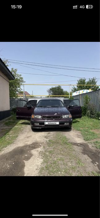 Продажа карина е 1993 года 1.6