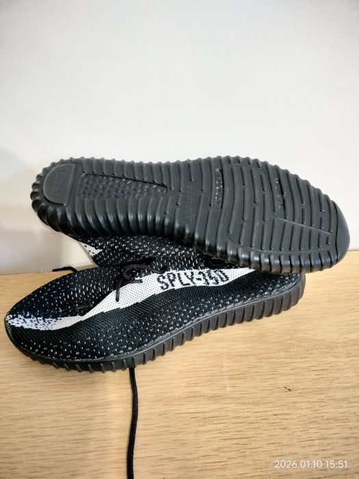 Adidași Adidas Yeezy Boost 350 V2 Core Black White / Oreo  mărimea 42 – Stare Foarte Bună
