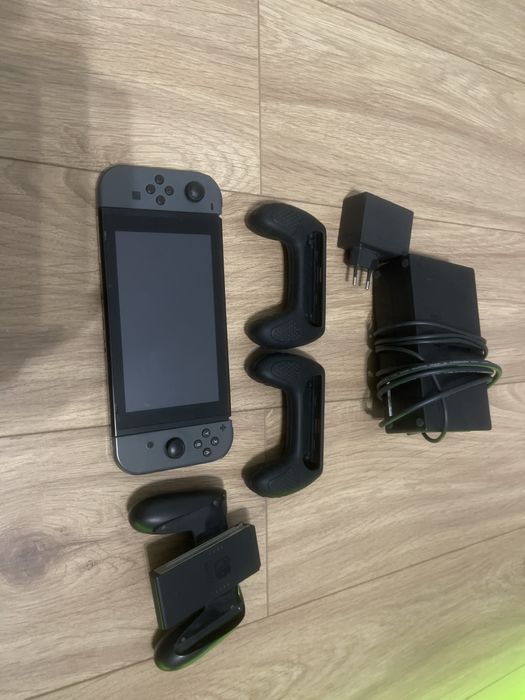 Vând nintendo  cu manete și jocuri și cont de fornite  cu 30 de skinur