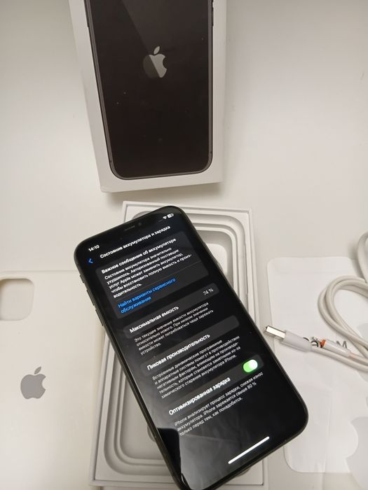 iPhone 11 с документами.