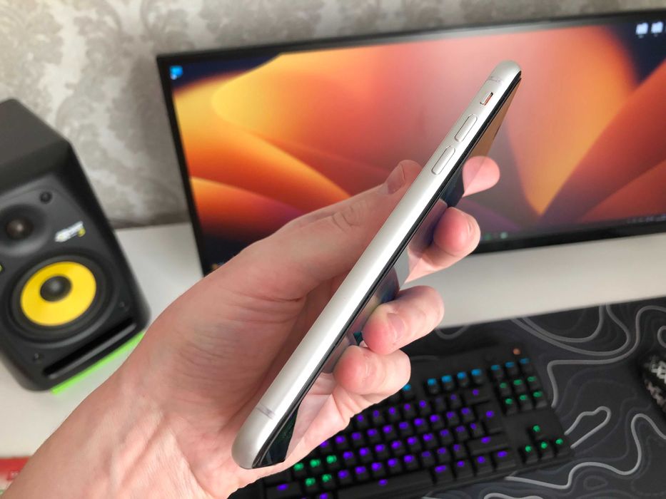 Телефон iPhone XR 64gb white