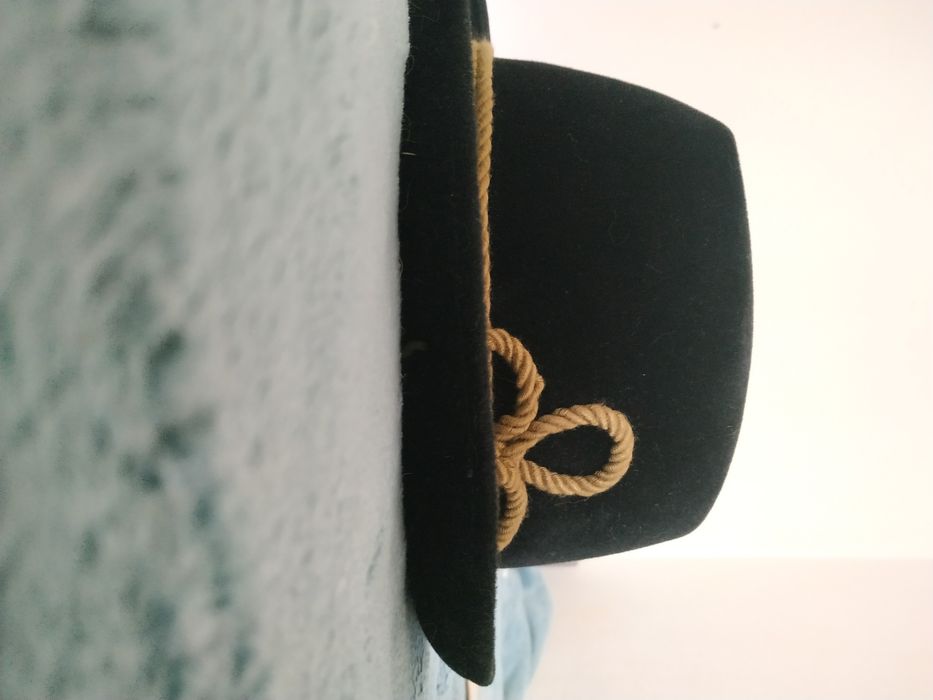 Стилна шапка черен велур