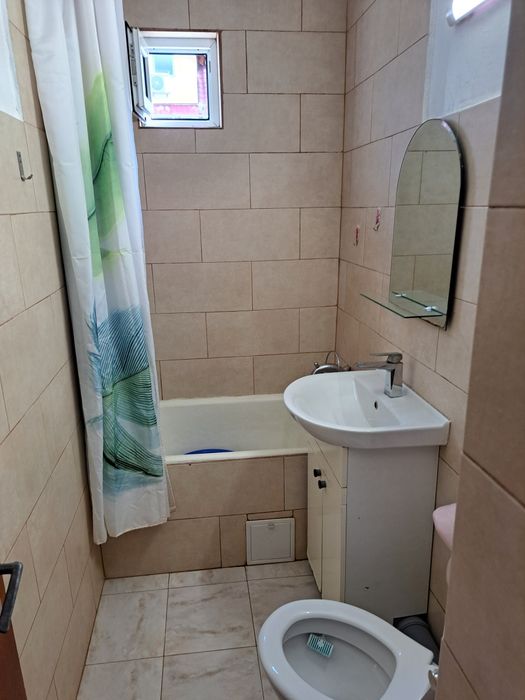 Închiriez garsoniera