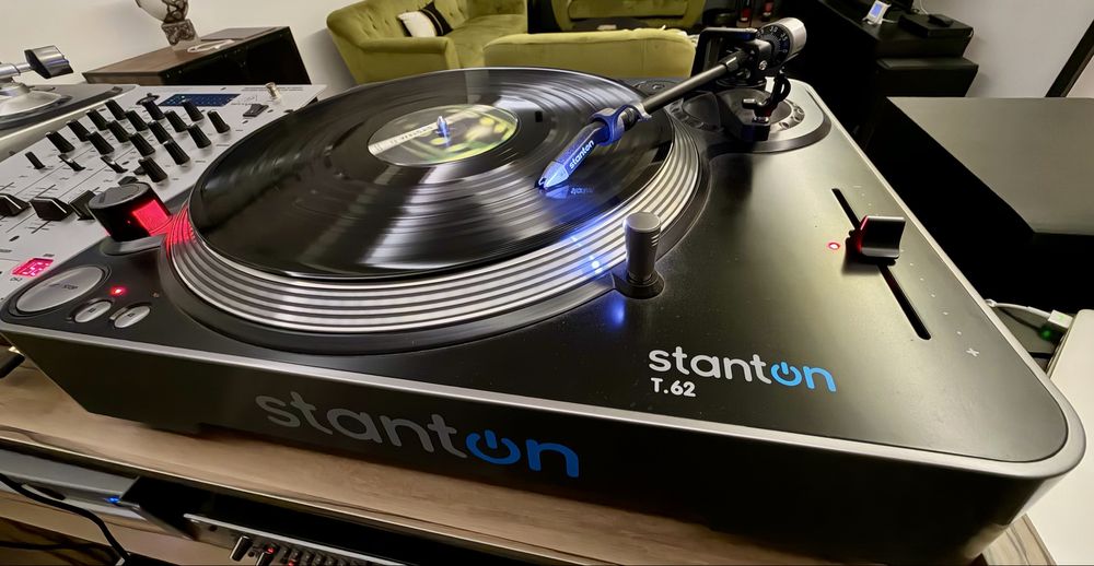 Set DJ cu 2 Turntable Stanton si mixer Behringer DX626 stare perfecta