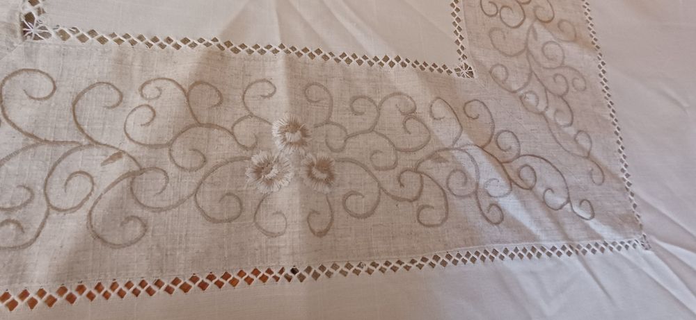 Покривка за кръгла маса с бродерия