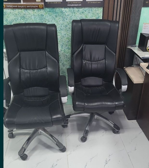 Продам два кресла руководителя