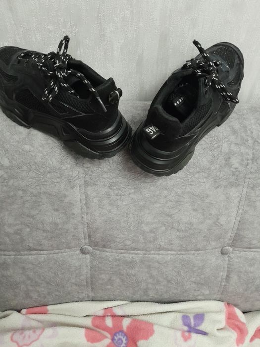 Кроссовки женские 37 размер привозили из Турции в хорошем состояние