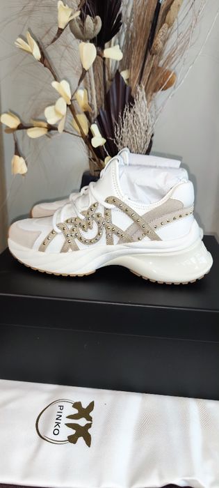 маратонкu модел Pinko Ariel 28 нови 
Страхотен модел 
Велур и естестве