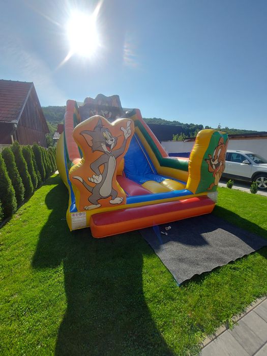 Tobogan/topogan gonflabil de închiriat