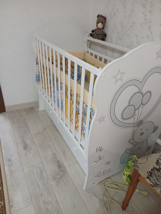 Продам детскую кроватку и стульчик для кормления