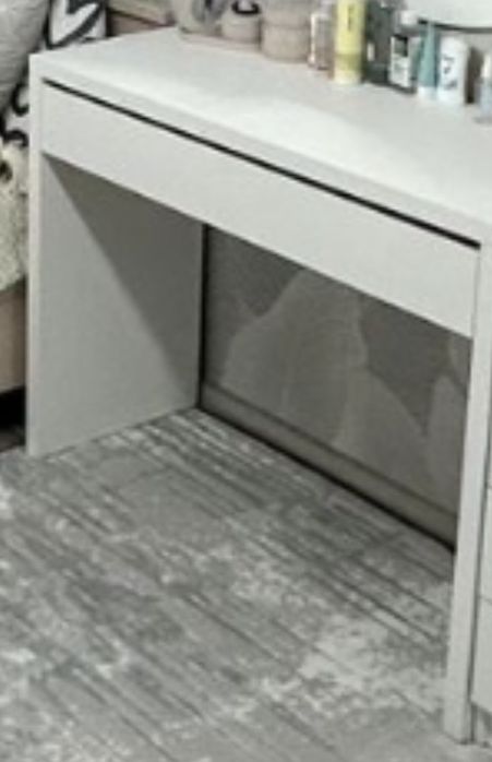 Продам туалетный столик в отличном состоянии