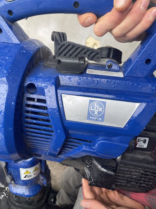 Suflator aspirator frunze pe benzina