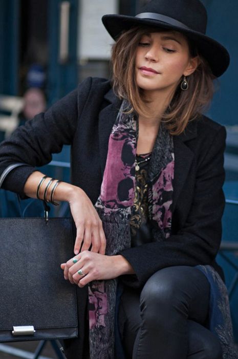 Дамска шапка с периферия и кожено коланче от материя която не се мачка