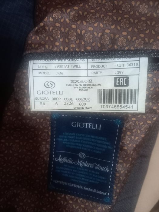 Продам 2 костюма за 10 тыс. Новые.