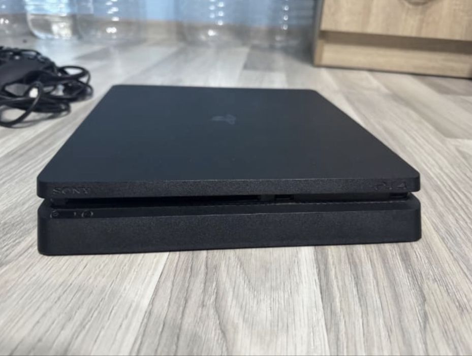 Ps4(slime) с три игри и с два контролера 300 лв