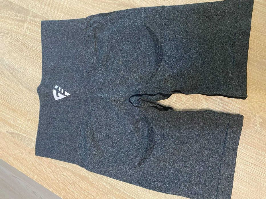 Продавам дамски спортни клинове