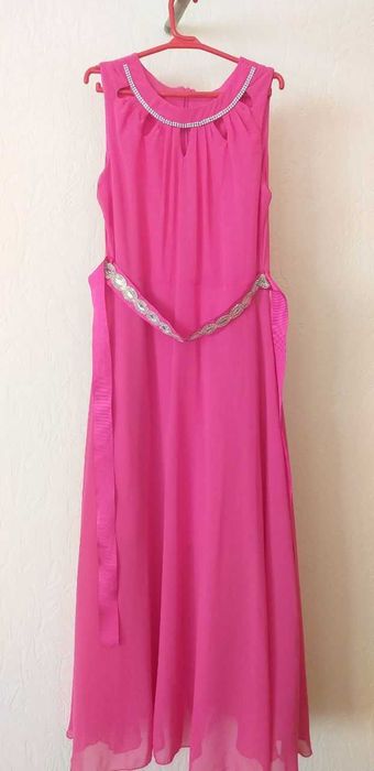 продается детское выходное платье для девочек 7-10 лет