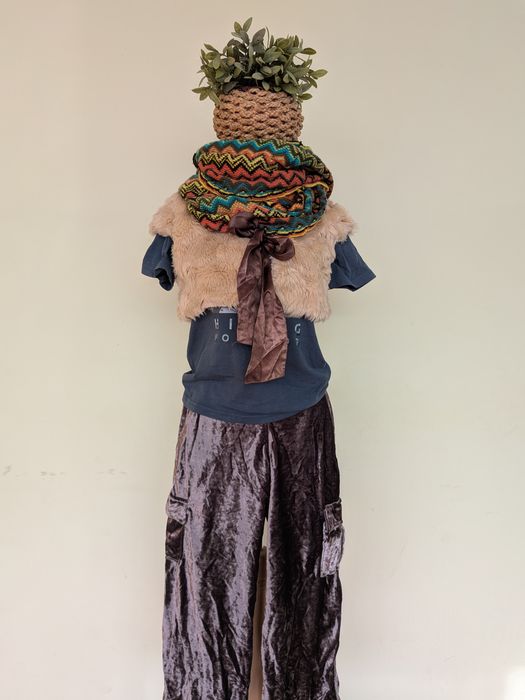 Комплект "Изгубен свят": пухкаво елече, кадифен панталон, шал