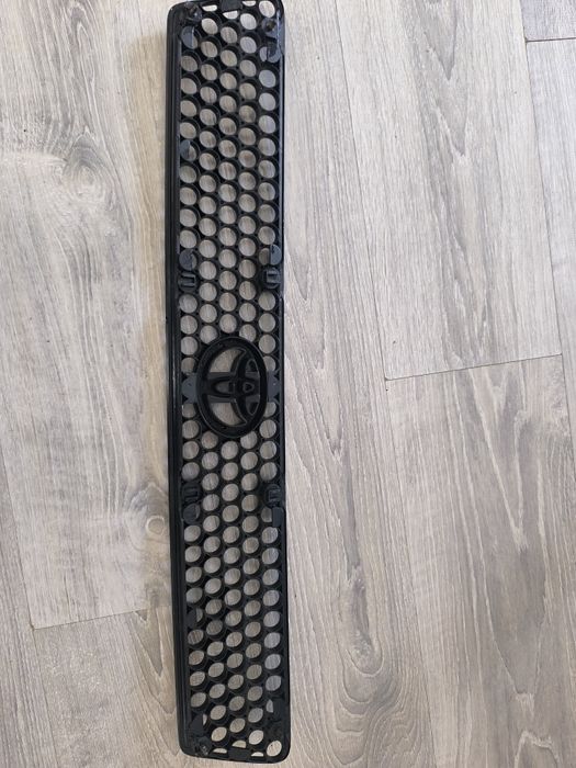 Решётка на радиатор RAV4