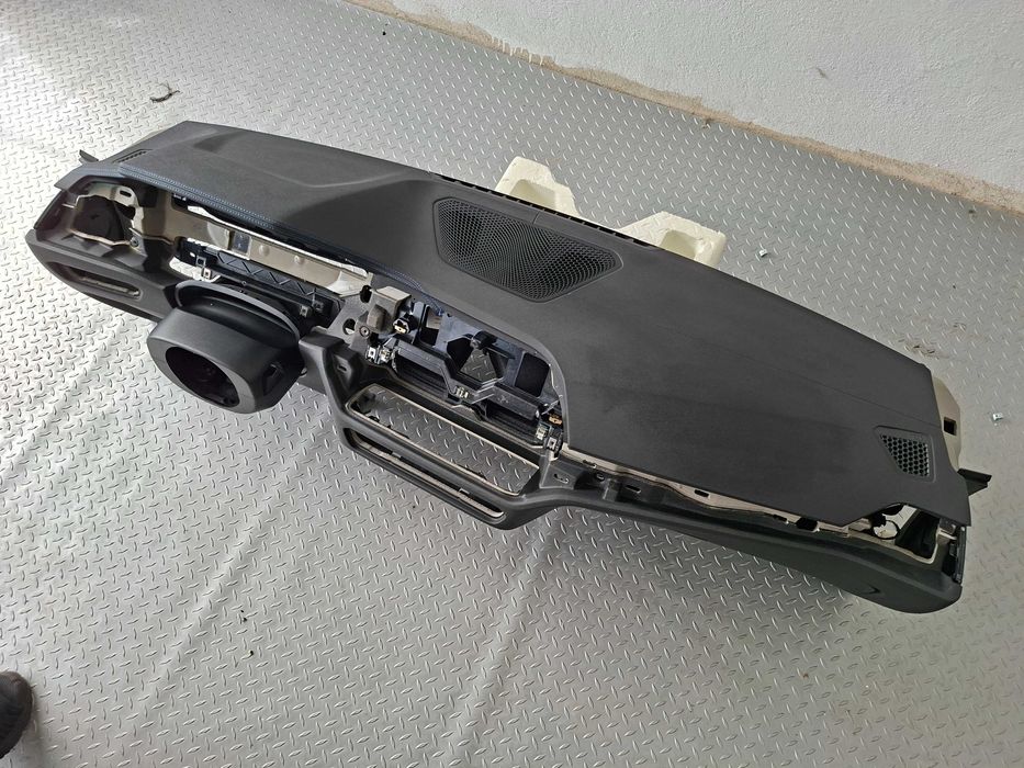 НОВО Оригинално Табло BMW G20 G21 G22 G23 G26 G42 G80 M3 M4 Черно Син Шев без HUD