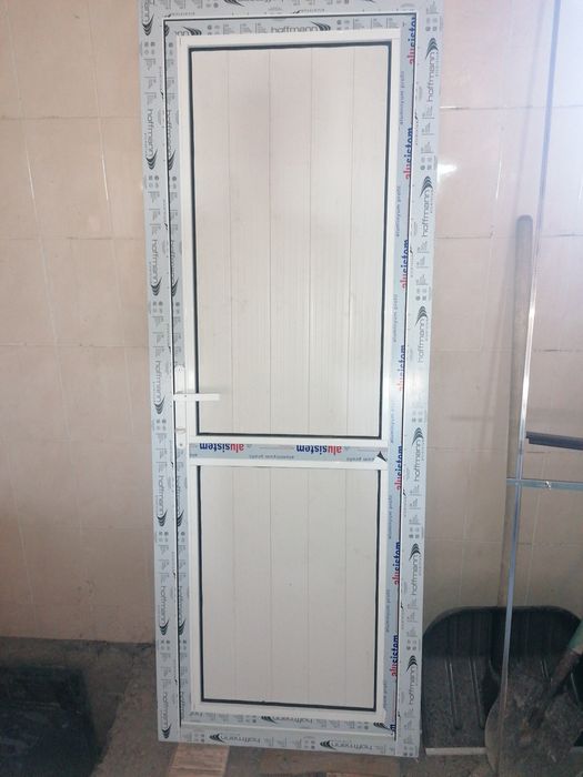 Двери алюминивые 1.8 * 0.7 см.