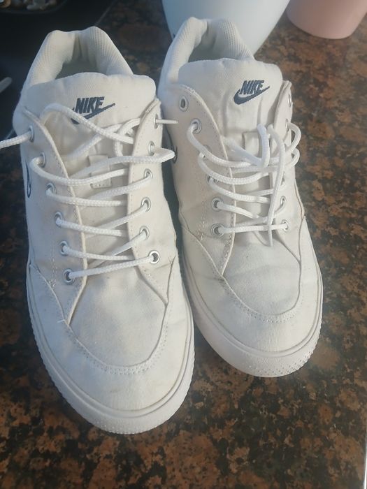 Vând adidasi mărimea 42