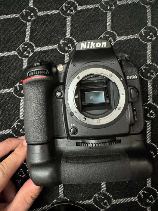 Nikon D7500+Nikon 17-55mm f/2.8G ED на 9883 кадъра